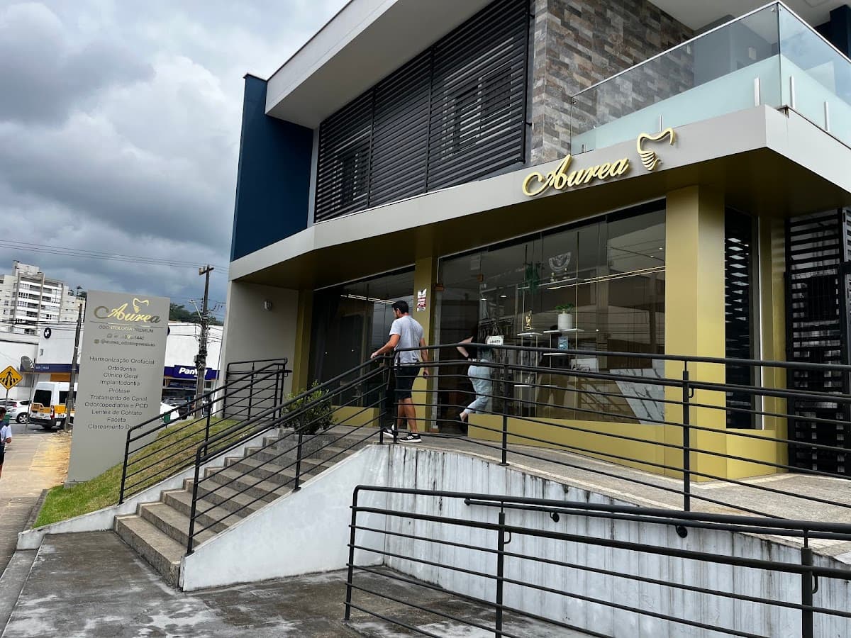 Imagem mostra a entrada da clínica odontológica com boa iluminação e ângulo.
