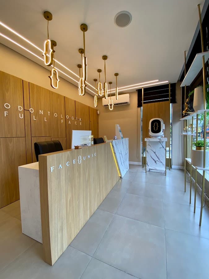 Paciente sorrindo após tratamento odontológico