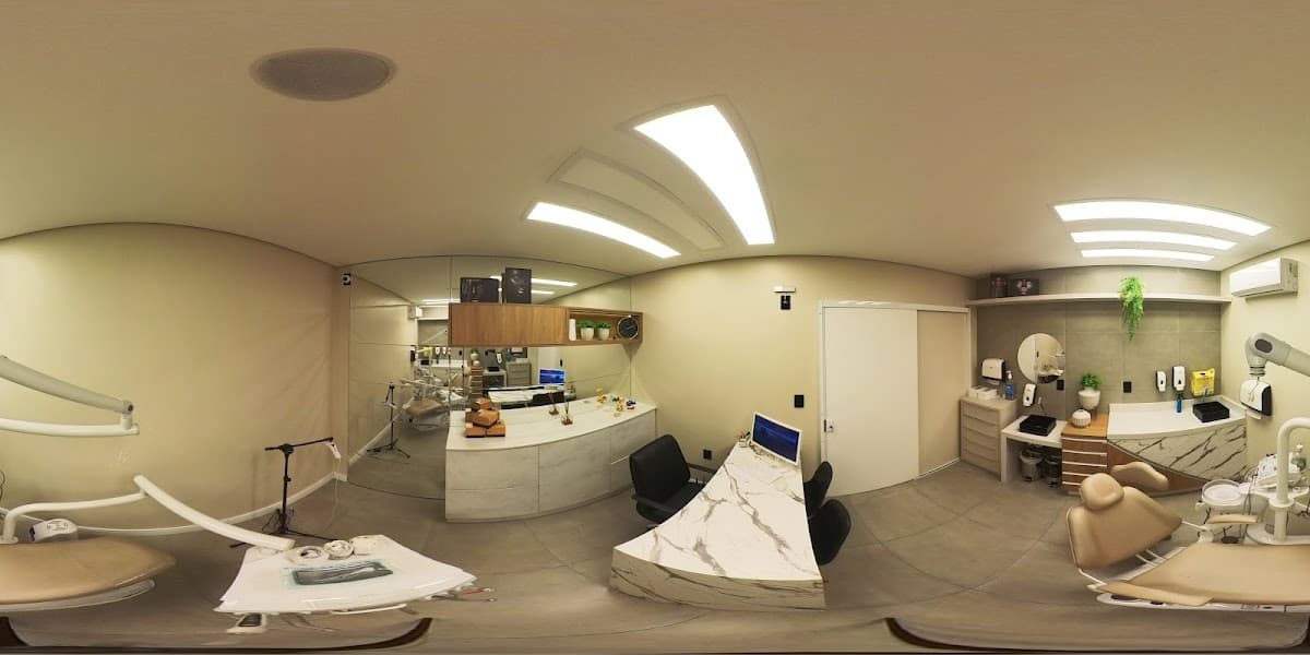 Interior de uma clínica odontológica bem iluminada e organizada.