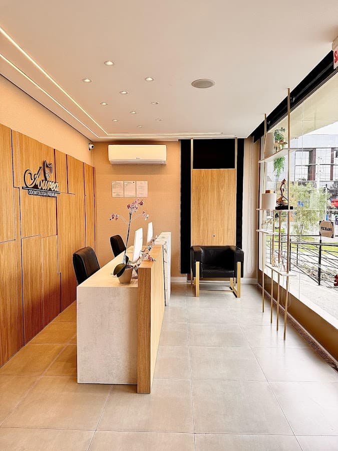 Recepção bem iluminada e organizada