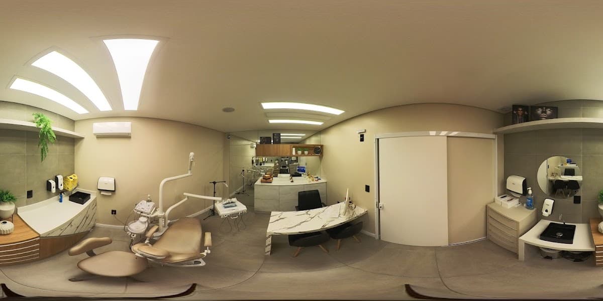 Consultório bem iluminado e organizado.